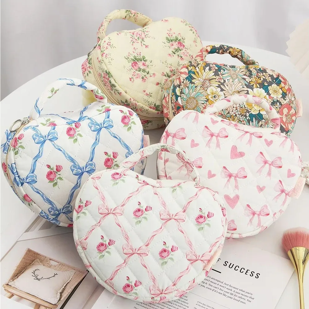 Nouveau sac à cosmétiques matelassé en forme de cœur, grand sac de rangement de toilette de voyage Portable, cadeau de saint-valentin, sac de maquillage en coton Floral avec nœud mignon