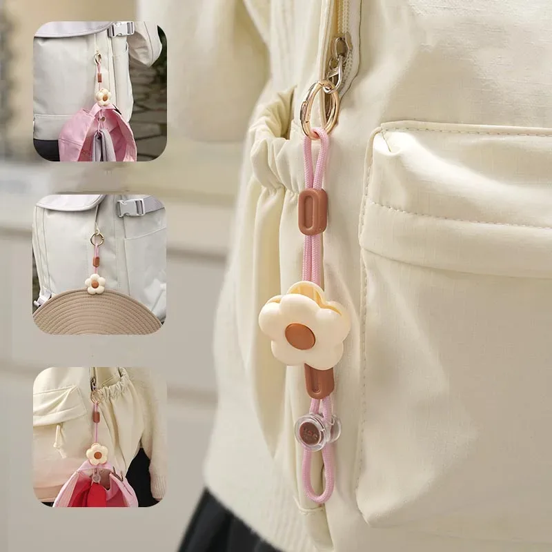 clip de chapeau fleuri mignon pour sac à dos, support de chapeau élastique anti-perte avec mousqueton pour les activités de voyage et de plein air, accroche-sac polyvalent