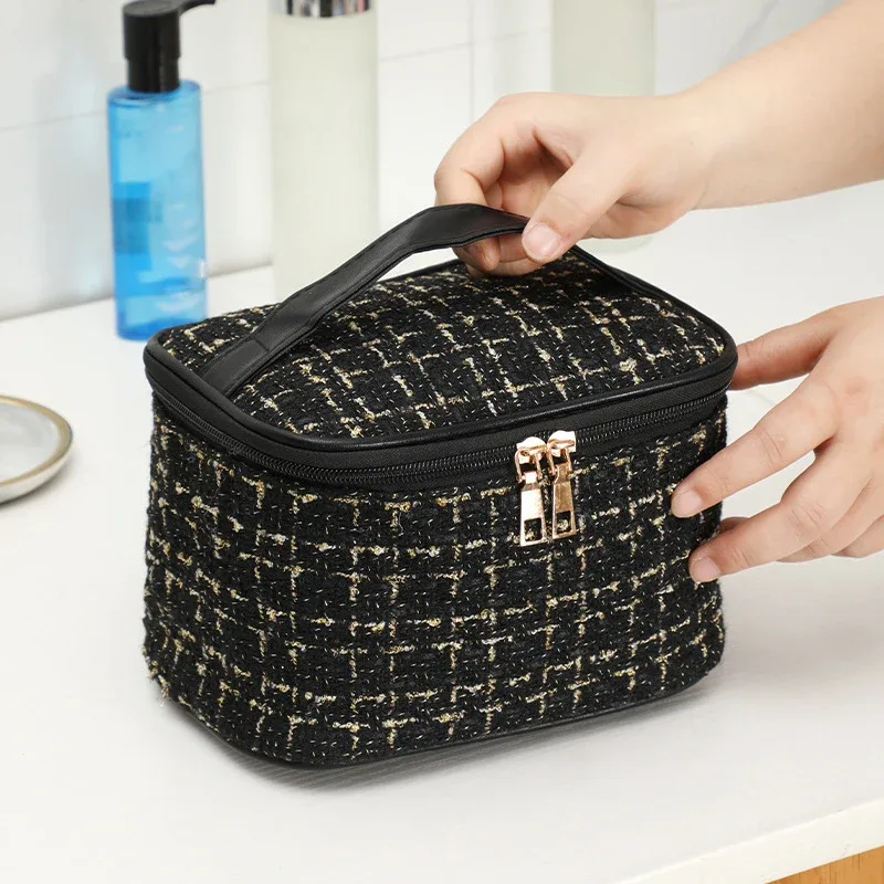 【nouveau】 nouvelle trousse de maquillage portable pour femme avec grande capacité, trousse de toilette à main, organisateur de cosmétiques essentiel pour le rangement des articles de toilette