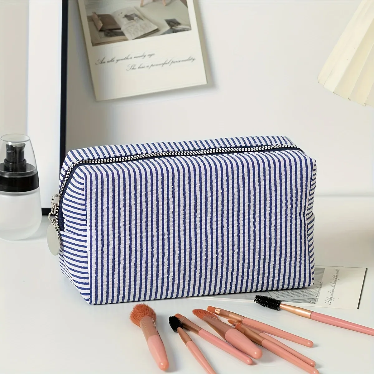 pochette de maquillage en seersucker brodée avec nom, trousse de toilette personnalisée, cadeau personnalisé pour demoiselle d'honneur, pour mariage, voyage, rangement