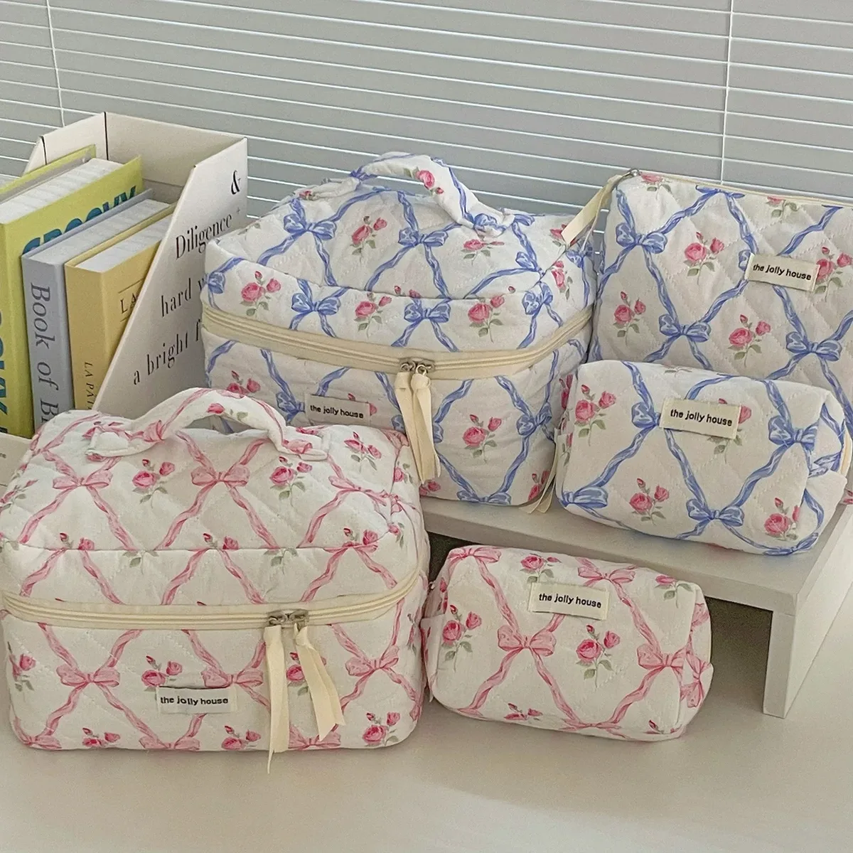 Lot de 3 trousses de toilette matelassées à nœuds et motifs floraux, style vintage, grande capacité, souples et portables, pour maquillage et articles de toilette