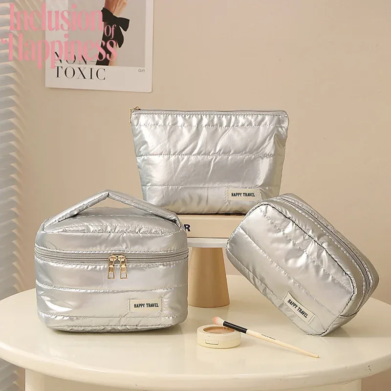 Sac de maquillage haut de gamme doré, sac de rangement multifonctionnel argenté, sac de toilette portable de grande capacité pour une utilisation en extérieur
