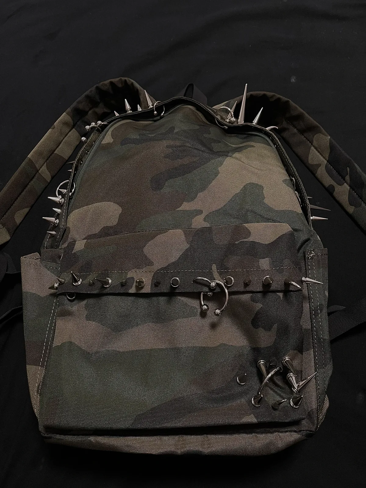 sac à dos imprimé camouflage à rivets punk pour hommes et femmes, sac à dos conçu à la mode