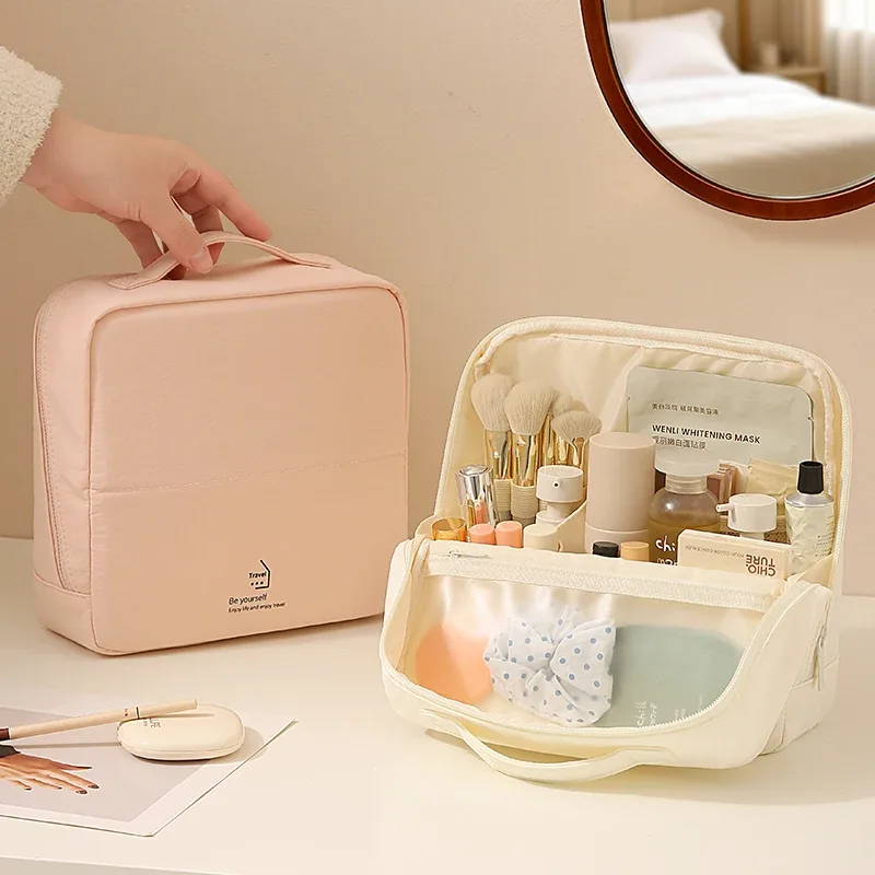 La trousse de maquillage structurée en Taslan est un indispensable de voyage pour la femme sophistiquée, fabriquée en tissu Taslan, elle n'est pas facile à nettoyer.
