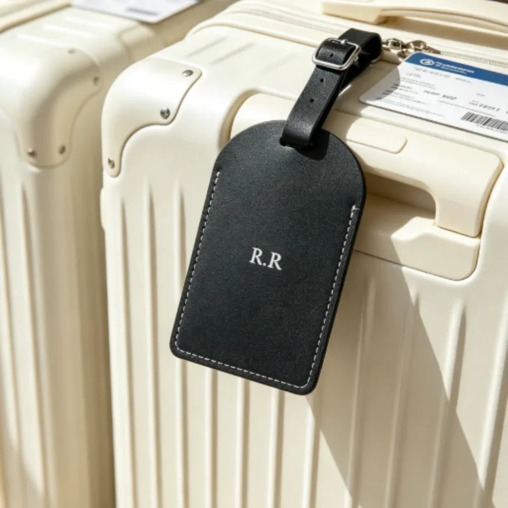 étiquette de bagage personnalisée en cuir végétalien avec monogramme en argent ou en or et carte de confidentialité pour valises
