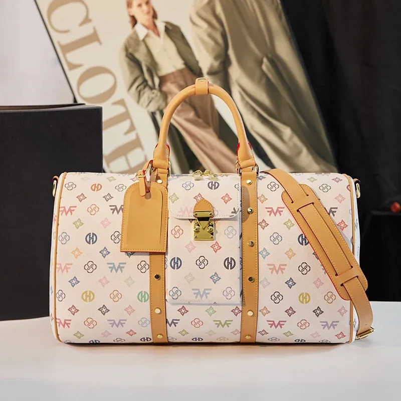 Sac de voyage cylindrique pour femme avec motif monogramme coloré sur fond blanc, boucle de verrouillage en métal + structure renforcée par rivets, comprend une étiquette de bagage, une bandoulière réglable et amovible, grande capacité avec plusieurs compartiments, dimensions 46×27×20 cm, adapté aux courts voyages d'affaires, aux voyages, aux séjours de fitness et aux déplacements longue distance, sac de rangement durable pour diverses occasions.