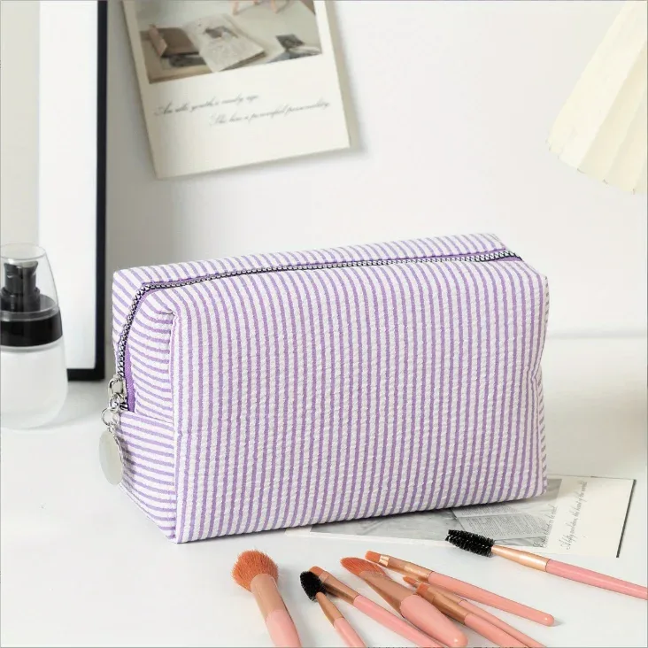 pochette cosmétique en seersucker brodée, sac de rangement et de toilette, pochette de toilette personnalisée à rayures monogramme, trousse de maquillage pour demoiselle d'honneur
