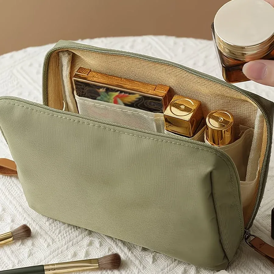 Sac de maquillage portable, sac de rangement pour les essentiels quotidiens, sac de rangement multifonctionnel pour hommes et femmes, porte-monnaie léger à fermeture éclair, adapté au rouge à lèvres, au téléphone portable, aux câbles de données et aux petits objets, idéal pour une utilisation quotidienne et l'organisation en voyage.