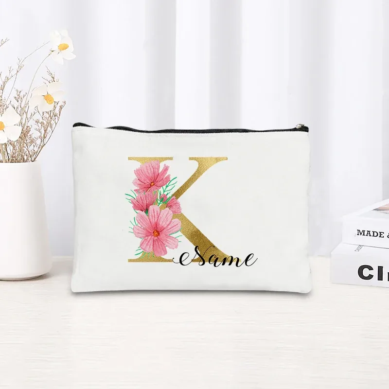 grande pochette zippée à motif floral rose et initiales dorées, organisateur d'essentiels de voyage en toile, trousse de maquillage pour enterrement de vie de jeune fille avec sac personnalisé avec nom.