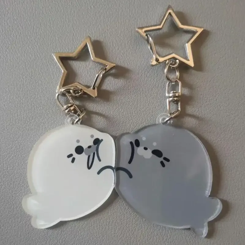 1 paire de porte-clés en acrylique motif petit phoque de dessin animé, pendentif créatif et mignon, non magnétique, pour sac à dos, cadeau pour petite amie et couple