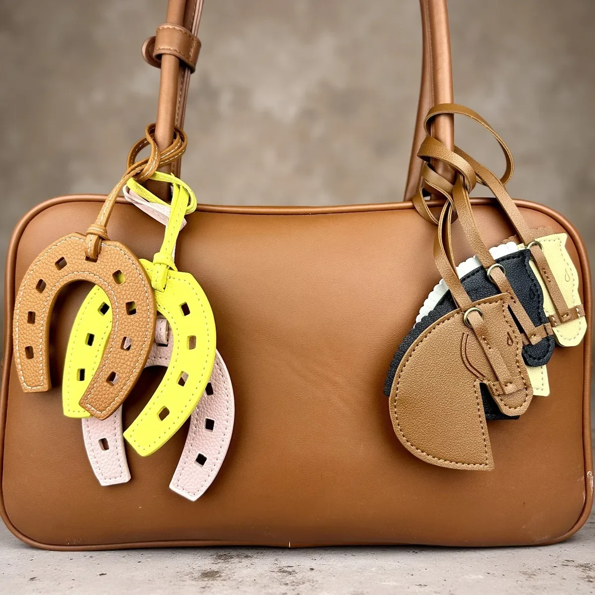 Breloque/Porte-clés en Cuir PU Faite à la Main Tête de Cheval et Fer à Cheval - Cadeau Équestre Unique pour Sac à Main et Sac à Dos - Accessoire de Mode pour Sac