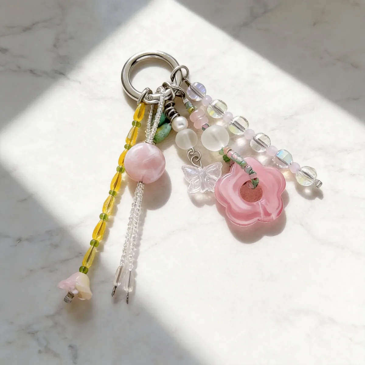 porte-clés fleur rose mignon avec perles en acrylique et cristaux, breloque de sac à pompon pour la décoration de sacs à main et sacs à dos