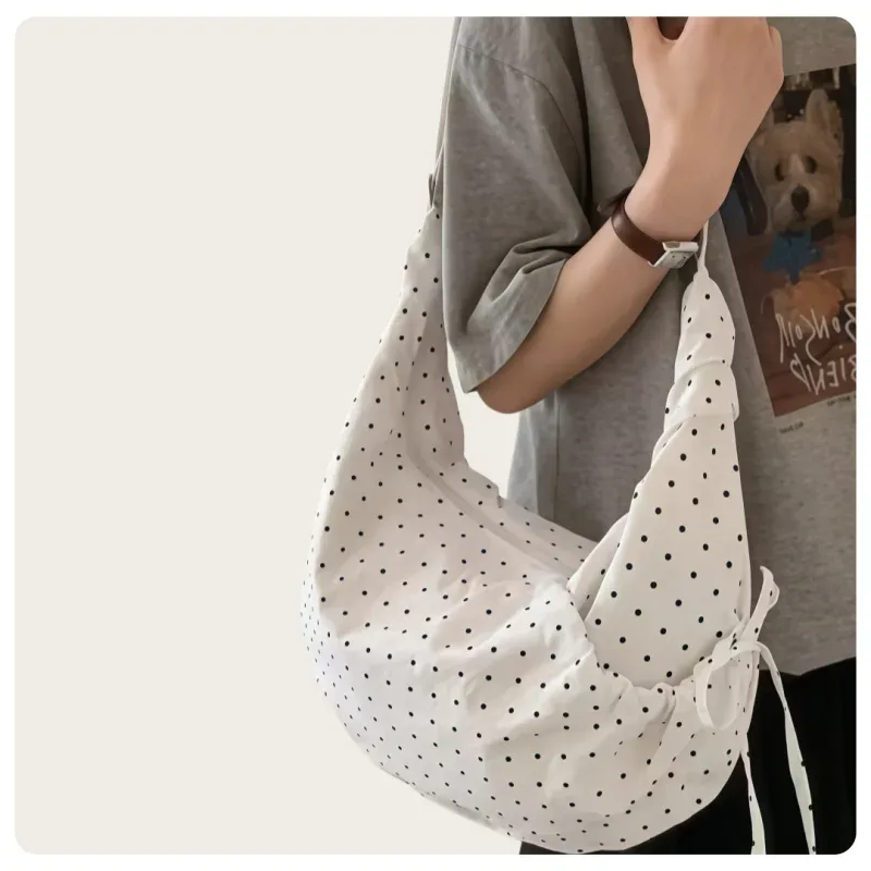 sac à bandoulière hobo de style coréen pour femmes, blanc, noir et rouge à pois, en nylon, avec sangle réglable, design à cordon de serrage, léger, grande capacité