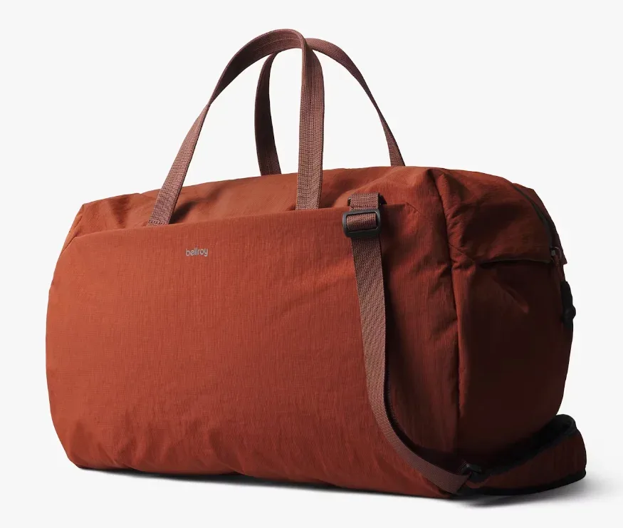 sac de voyage léger bellroy lite duffel 40l, sac de sport à double fermeture éclair, sac de voyage de grande capacité, sac à main pour les trajets quotidiens.