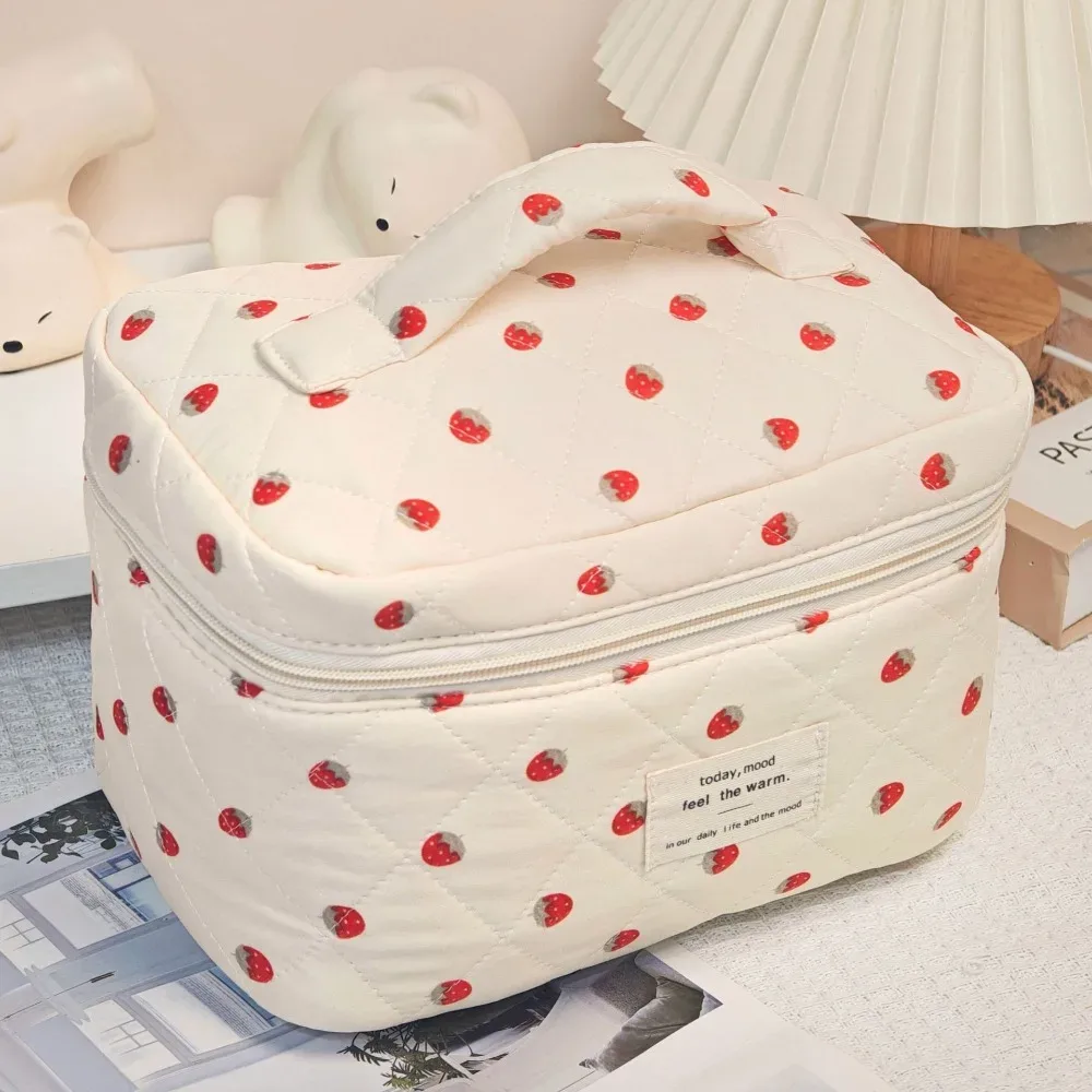 sac de rangement de maquillage fraise pour femmes, grande capacité, pochette matelassée pour dames, fourre-tout portable, sac à cosmétiques à fermeture éclair