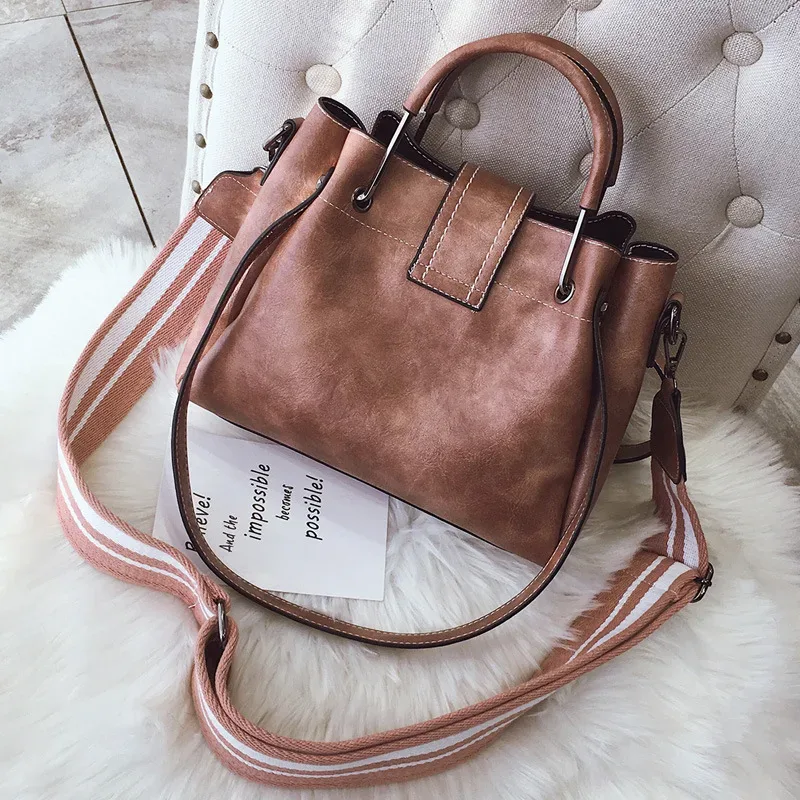 sacs à bandoulière brodés personnalisés pour femme, sac à rabat en cuir, bon marché, 2022