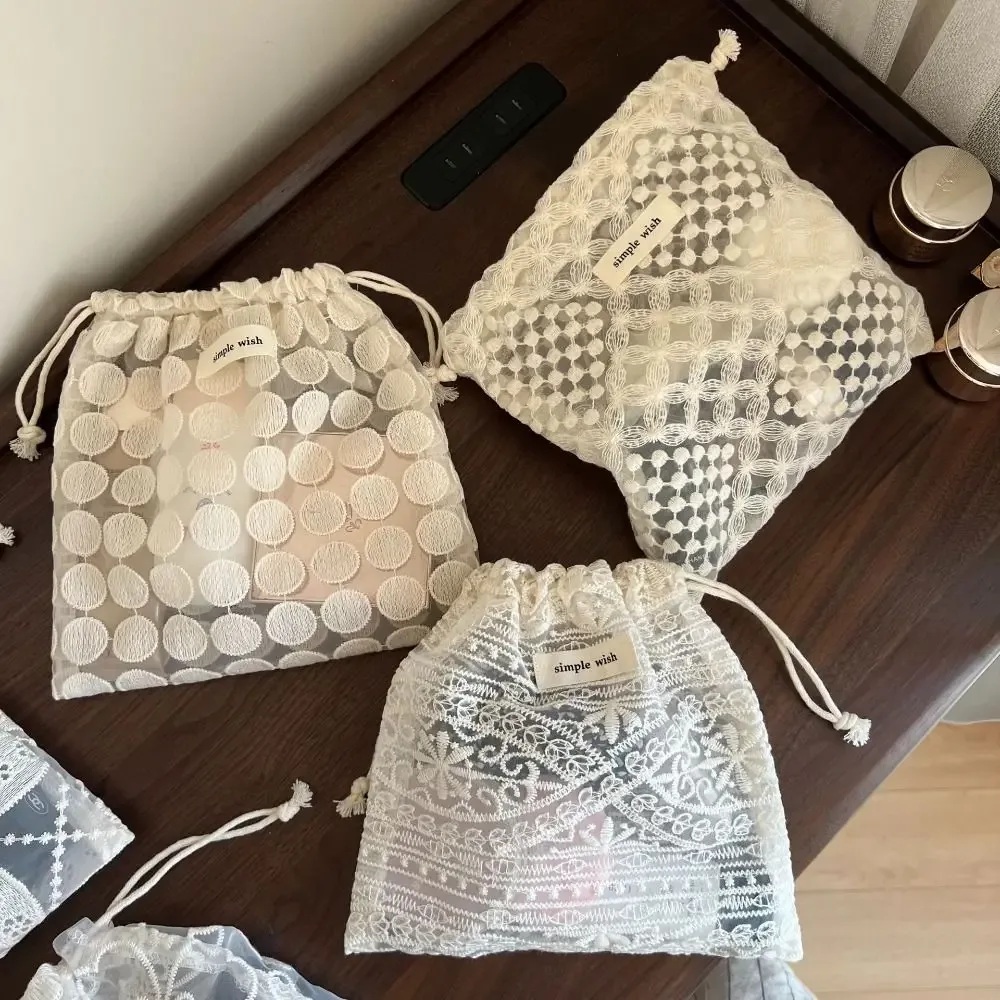 pochette à cordon portable pour broderie florale, sac de rangement rétro en dentelle ajourée, petite trousse de maquillage pratique à tenir à la main