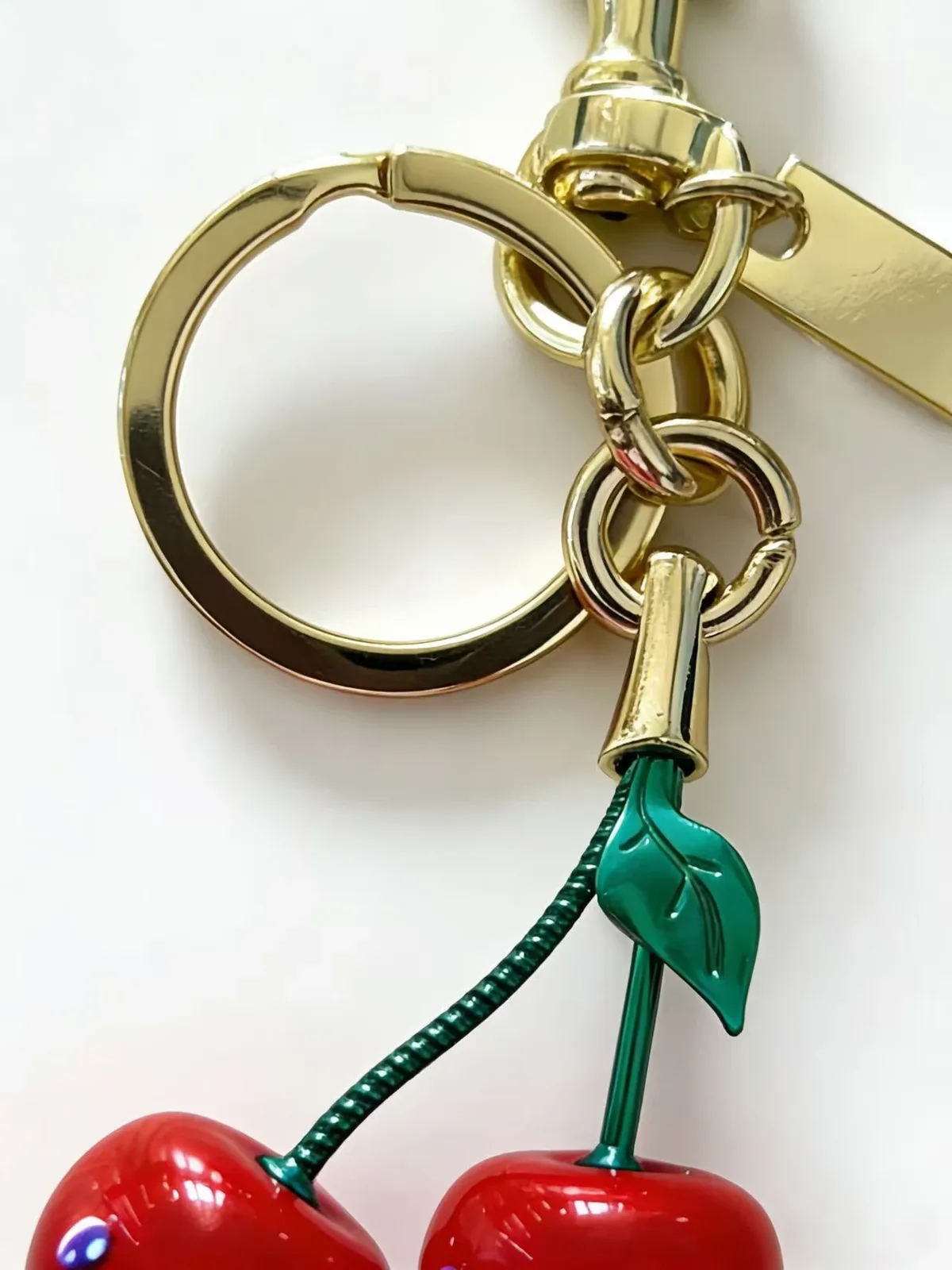 porte-clés cerise souriant mignon – breloque pour sac de fruits rouge et vert avec boucle dorée, pendentif en résine durable pour sac à main et sac à dos pour femme