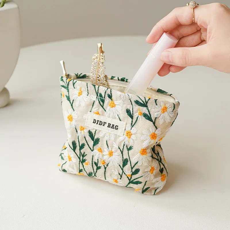 sac de maquillage pour femmes, marguerite brodée blanche, porte-monnaie portable, étui pour clés, cosmétiques, rouge à lèvres, sac de rangement, sac de doublure de banlieue ins