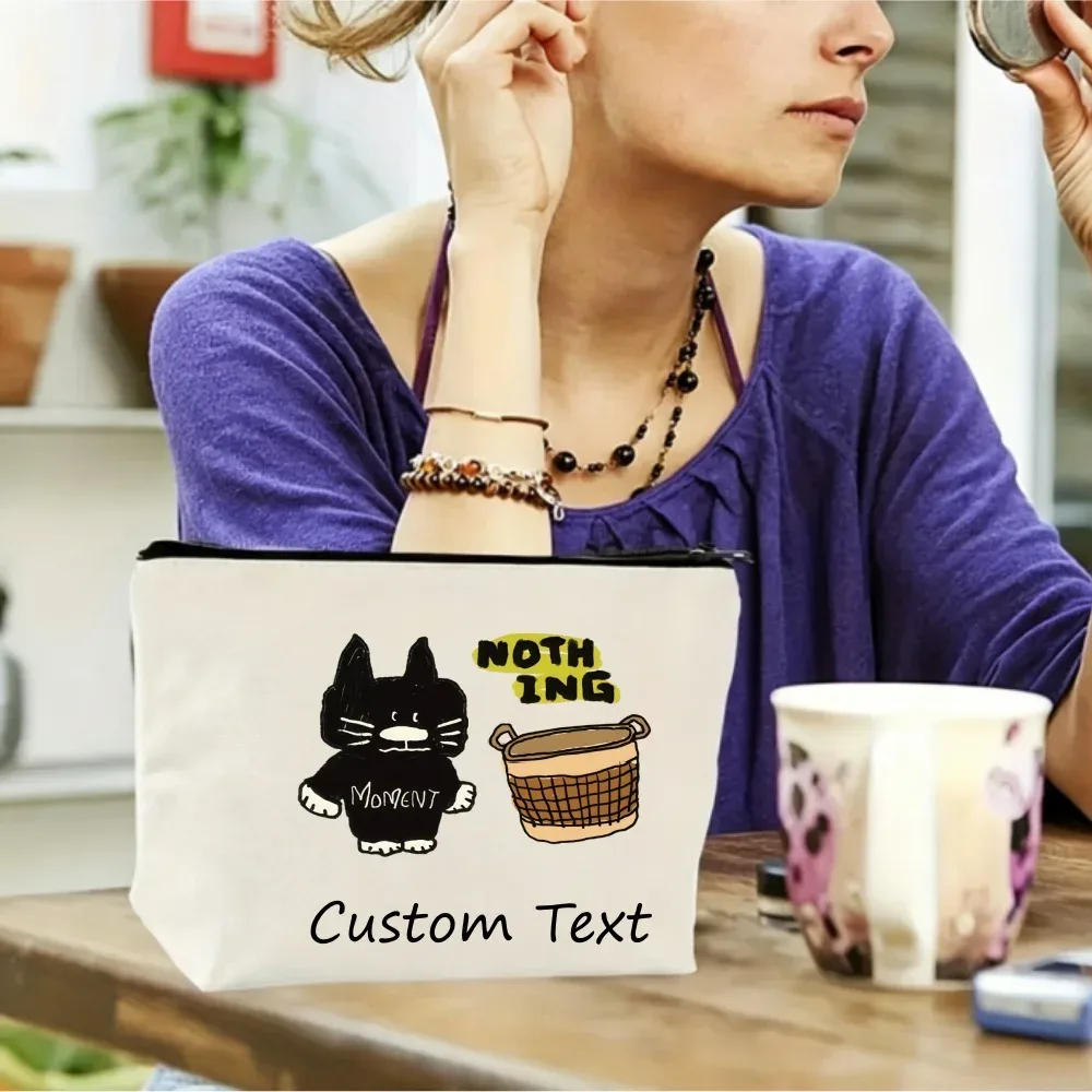 1 pièce, pochette de maquillage en toile avec motif de chat noir dessiné à la main et texte personnalisé "nothing moment", sac de rangement pour cosmétiques avec fermeture éclair.