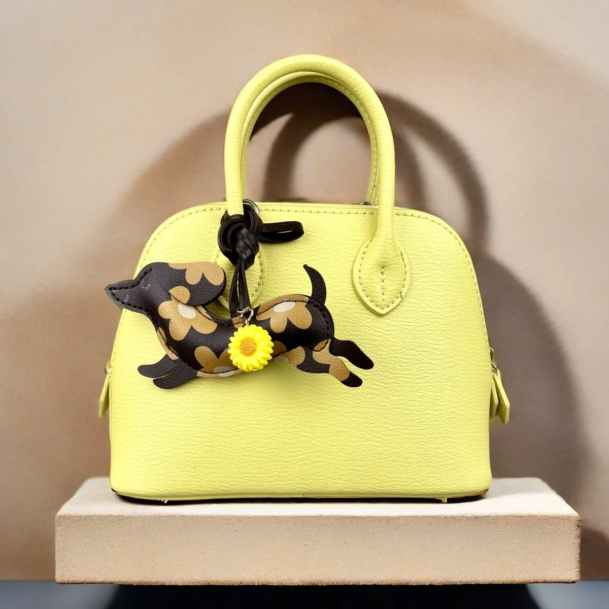 porte-clés teckel en similicuir, breloque pour sac en forme de chiot avec fleur de marguerite - accessoires pour sac à main et sac à dos, cadeau pour les amoureux des chiens