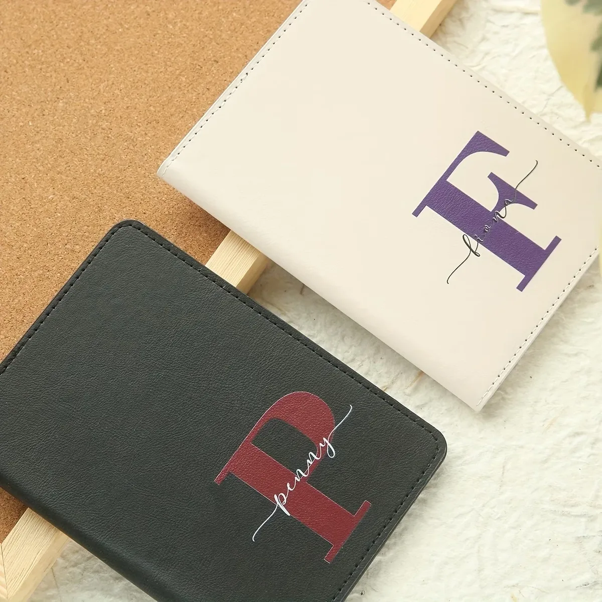 1 couverture de passeport personnalisée avec nom et initiales sur mesure, design monogramme élégant, porte-documents coloré avec initiales.