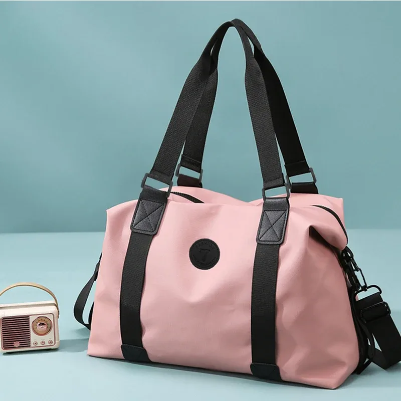 Sac de sport Chic avec emblème et détails pour les voyages quotidiens, élégant, multicolore, léger, polyvalent, décontracté, fonctionnel, sac de transport