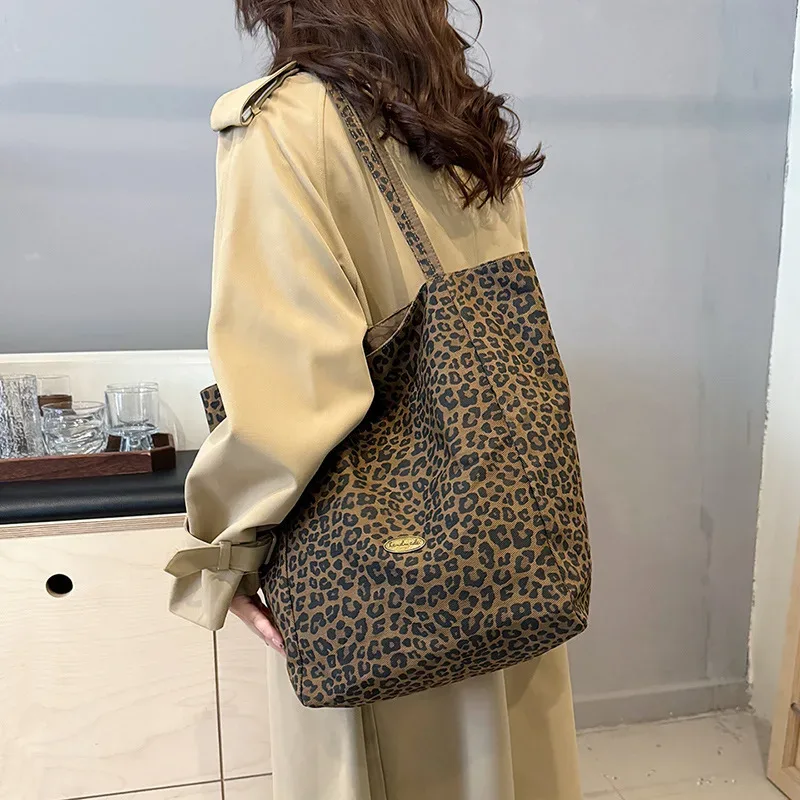 sac fourre-tout grande capacité en toile double face imprimé léopard pour femme, style décontracté universitaire, sac à bandoulière, sac de ville pour trajets quotidiens