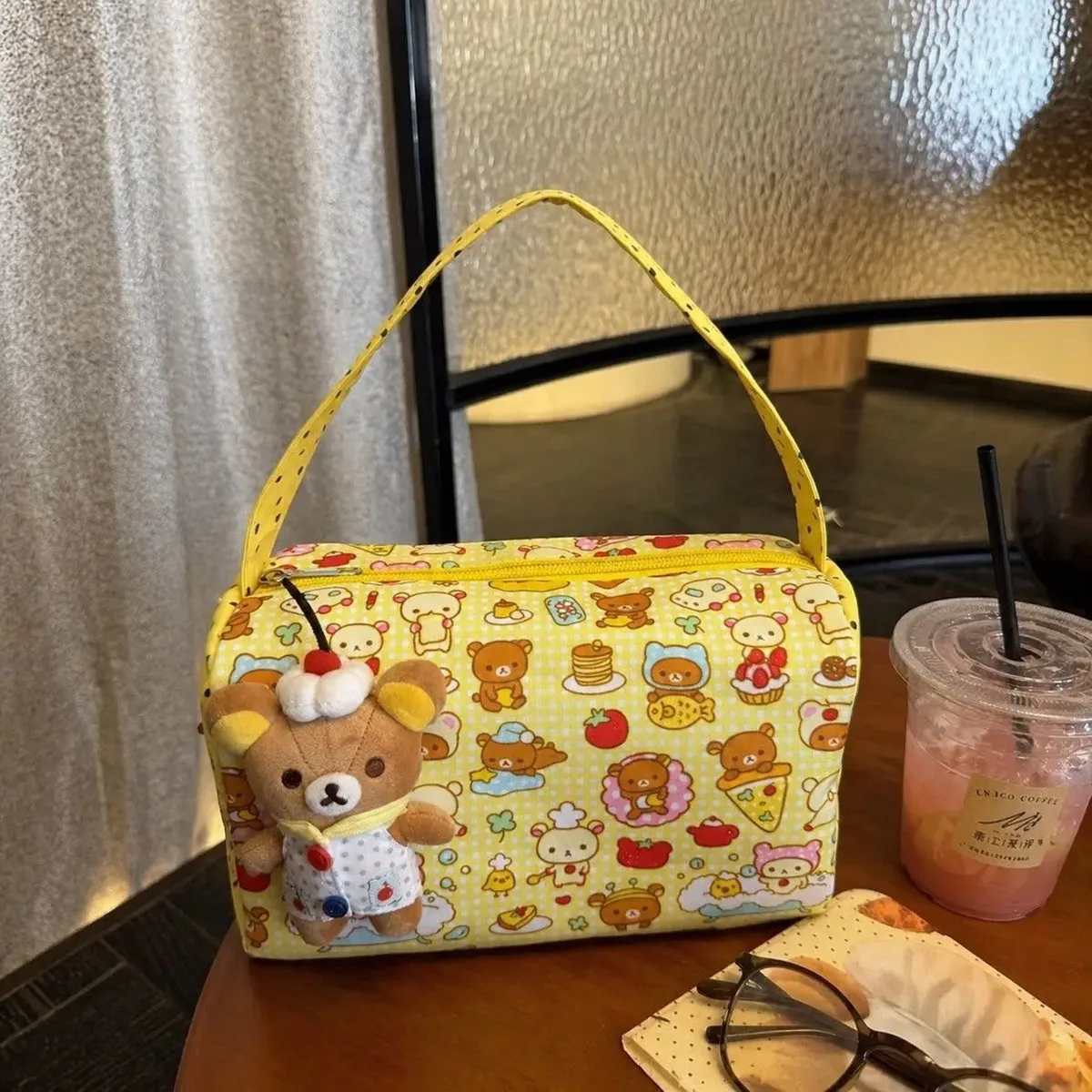 Sac fourre-tout de dessin animé Rilak-kuma Korilak-kuma 2026, sac de maquillage portable de grande capacité, sac de rangement pour articles de toilette pour les trajets quotidiens et les voyages.
