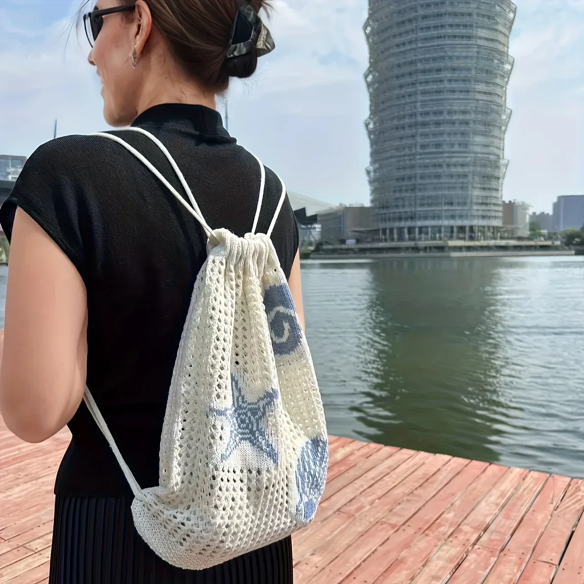 Sac à dos et sac à bandoulière en maille ajourée pour femme, élégant et magnifique, un incontournable pour les vacances d'été à la plage, avec décorations en forme d'étoile de mer et de coquillages, est le sac de rangement idéal pour le football et le basketball, grande capacité et multifonctionnel, est le cadeau parfait pour les anniversaires, la saison des diplômes et la rentrée scolaire, cadeau d'anniversaire.