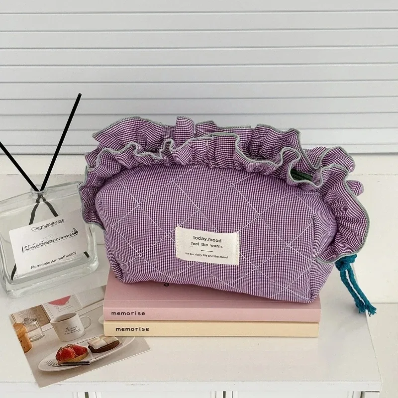 trousse de maquillage vintage à carreaux pour femme avec bords à volants - organisateur de grande capacité, fermeture élégante avec nœud en ruban pour le quotidien