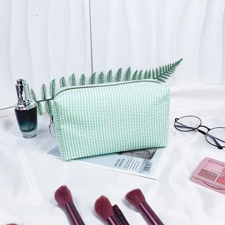 trousse de toilette brodée sur mesure, pochette cosmétique personnalisée en seersucker rayé, organiseur de voyage couleur bonbon, cadeaux pour demoiselles d'honneur