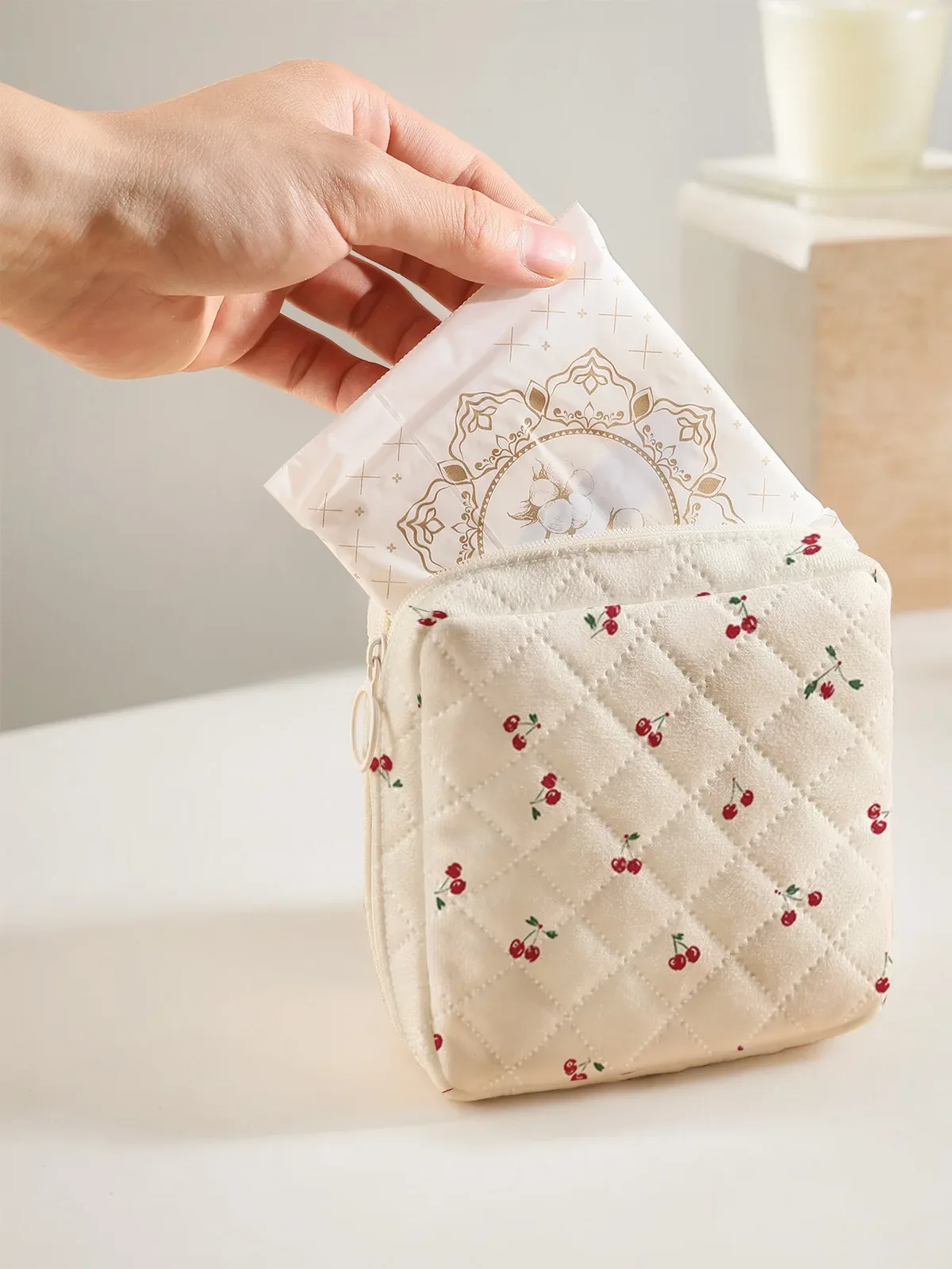 1 sac de rangement portable pour serviettes hygiéniques, imprimé de petites cerises rouges, pochette légère pour serviettes hygiéniques en tissu matelassé diamanté pour femmes