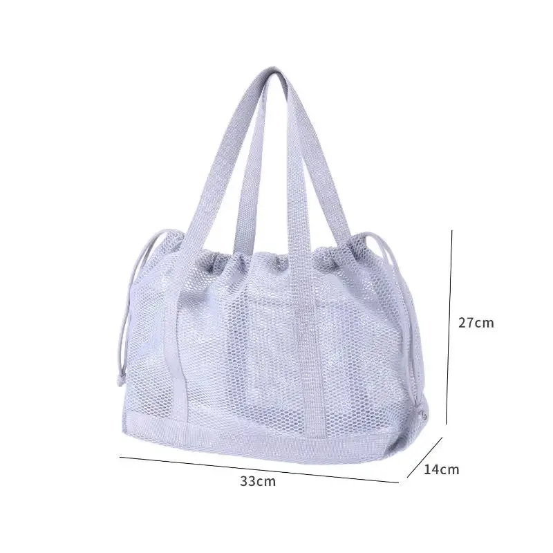 sac fourre-tout simple en maille respirante avec cordon de serrage, base robuste, poignées confortables pour femmes, idéal pour la gym, la natation, la plage et les sorties.