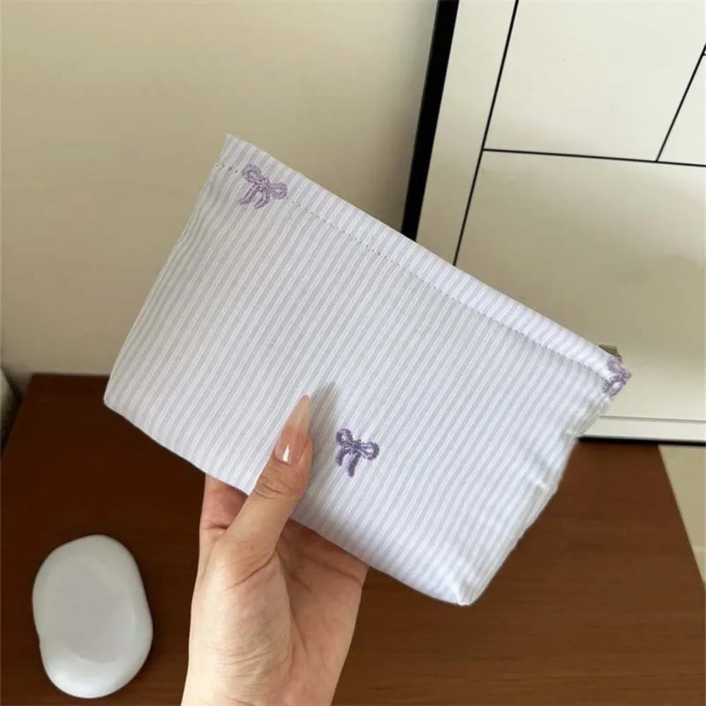 pochette à maquillage classique à rayures, motif brodé, fermeture éclair lisse, organiseur de cosmétiques, couleurs pastel, taille compacte, trousse de toilette