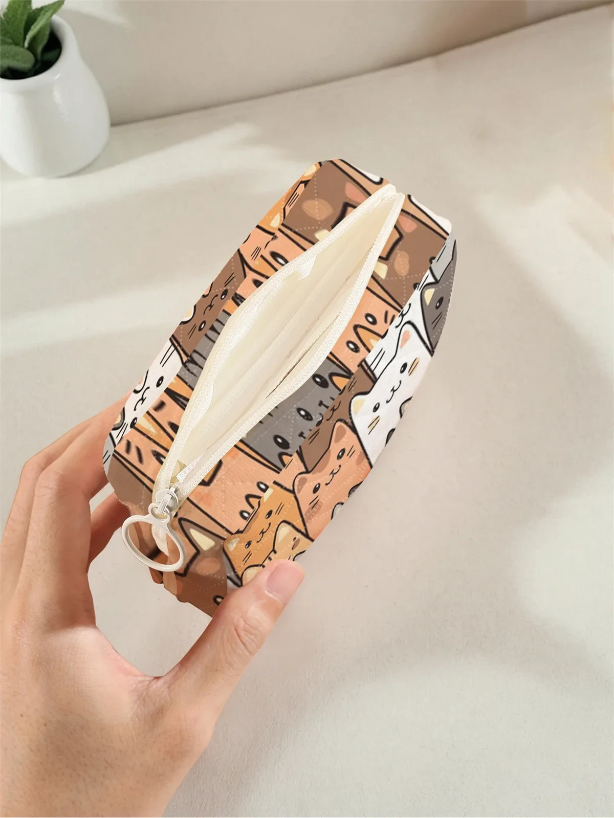 1 sac de rangement portable pour serviettes hygiéniques, avec motifs de chats de dessin animé et matériau en maille diamant, sac en tissu léger pour femmes
