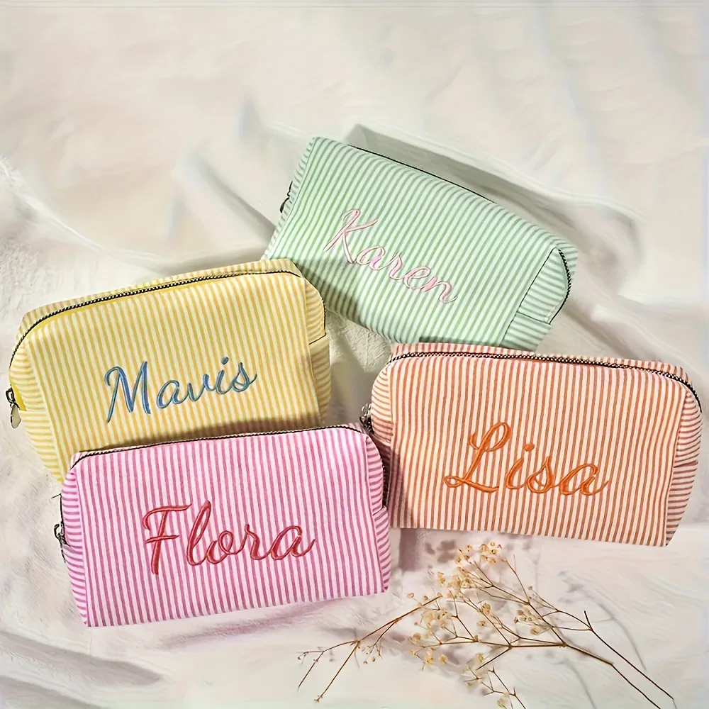 pochette de maquillage en seersucker brodée avec nom, trousse de toilette personnalisée, cadeau personnalisé pour demoiselle d'honneur, pour mariage, voyage, rangement