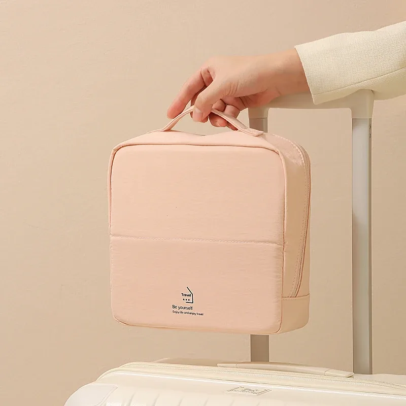 la trousse de maquillage structurée en taslan est un indispensable de voyage pour la femme sophistiquée, fabriquée en tissu taslan, elle n'est pas facile à nettoyer.