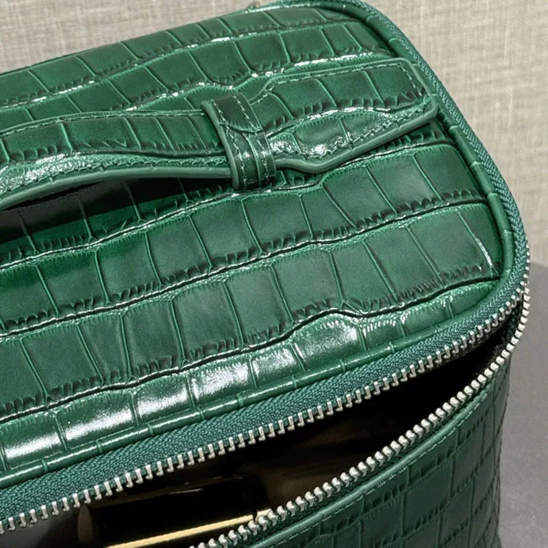 trousse de maquillage en cuir de vachette de première qualité à motif crocodile, trousse de toilette portable de voyage, aspect haut de gamme, grande capacité, rangement pratique.