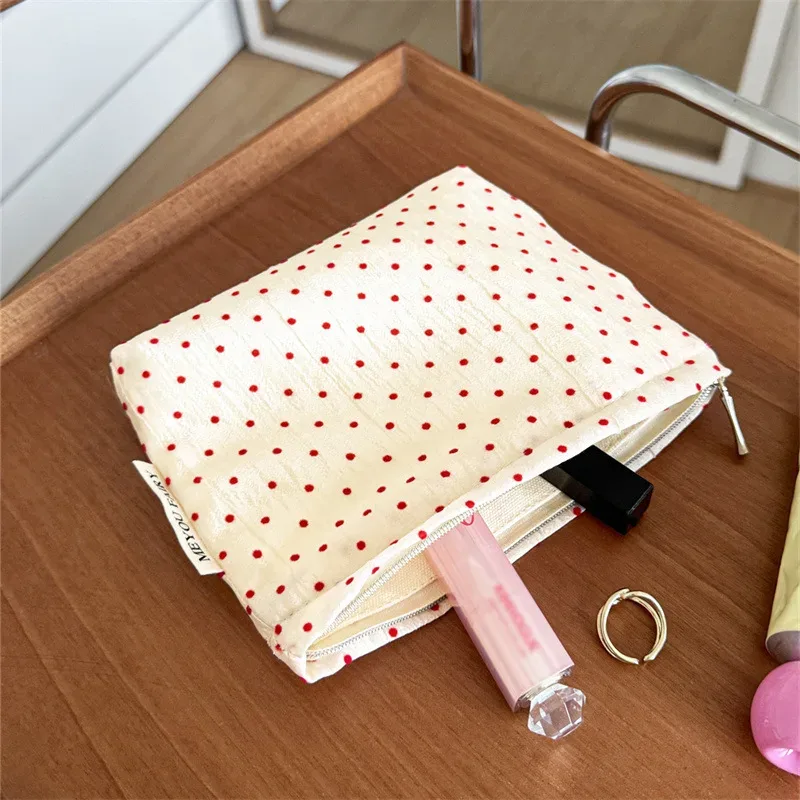 pochette cosmétique rouge à pois froncée, petite trousse de toilette en toile crème pour rouge à lèvres et articles divers, organiseur de voyage portable, cadeau pour fille