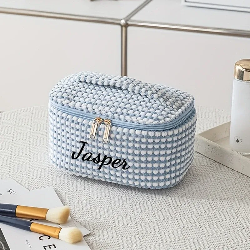 pochette cosmétique moelleuse personnalisée, idéale pour organiser les voyages et les articles de toilette quotidiens, un choix de cadeaux doux pour la fête des mères