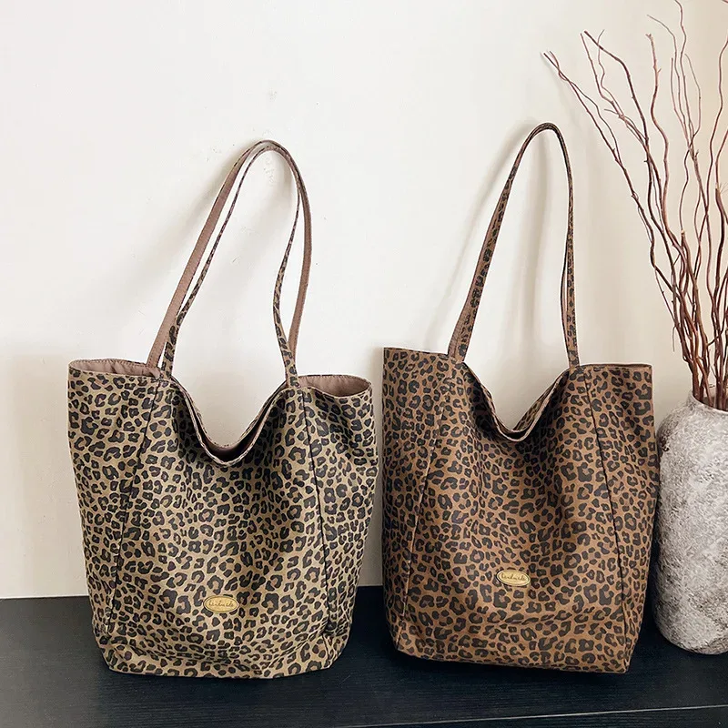 sac fourre-tout grande capacité en toile double face imprimé léopard pour femme, style décontracté universitaire, sac à bandoulière, sac de ville pour trajets quotidiens