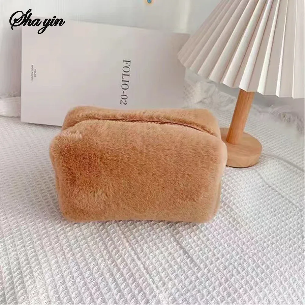 trousse de maquillage élégante en velours, pochette à cosmétiques au design de niche de grande capacité, trousse de toilette haut de gamme mignonne pour femmes