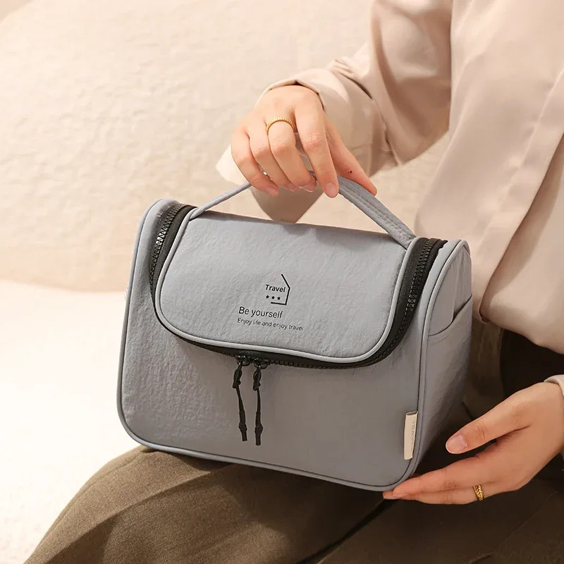 sac de toilette en taslon, imperméable pour voyage, sac de maquillage portable pour femmes, grand espace de rangement pour articles de toilette.