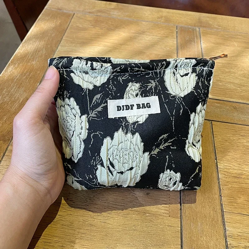nouveau mini sac à cosmétiques féminin portable rouge doux petit sac de rangement de serviettes hygiéniques sac de clé de monnaie de banlieue sac de carte bancaire portable
