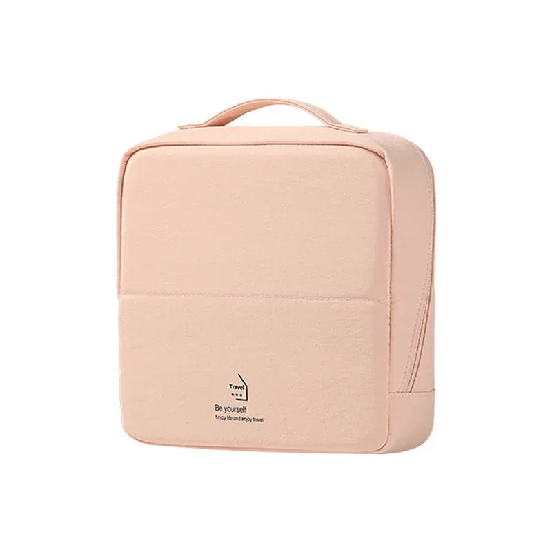 la trousse de maquillage structurée en taslan est un indispensable de voyage pour la femme sophistiquée, fabriquée en tissu taslan, elle n'est pas facile à nettoyer.