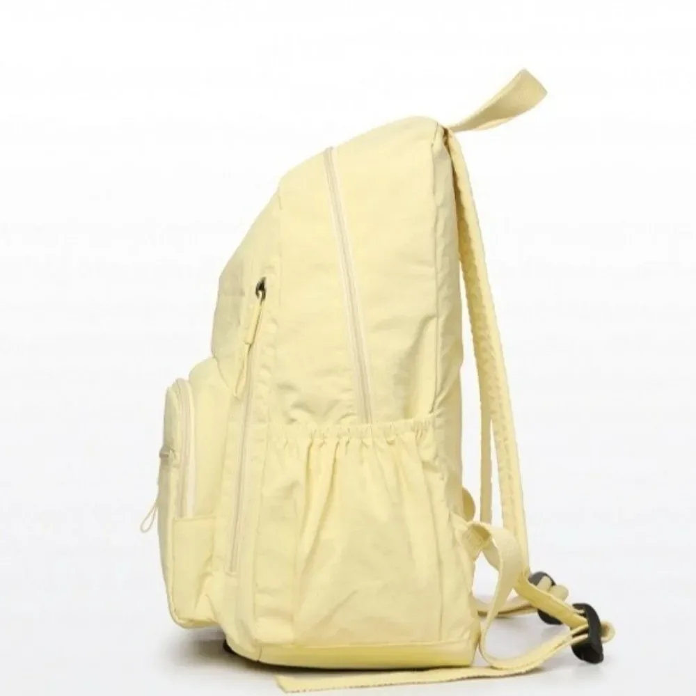 sac à dos minimaliste en nylon de grande capacité, léger, avec fermeture éclair sécurisée, sac à dos durable et imperméable pour l'école et l'utilisation quotidienne.